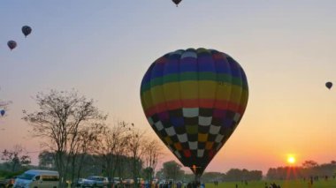 .Chiang Rai, Tayland - 18 Şubat 2018: Chiang Rai 'deki Singha Parkı' nda .renkli sıcak hava balonları festivalinin arkasında tatlı bir gün doğumu. .manzara gündoğumu uçan renkli balon arkaplanı..