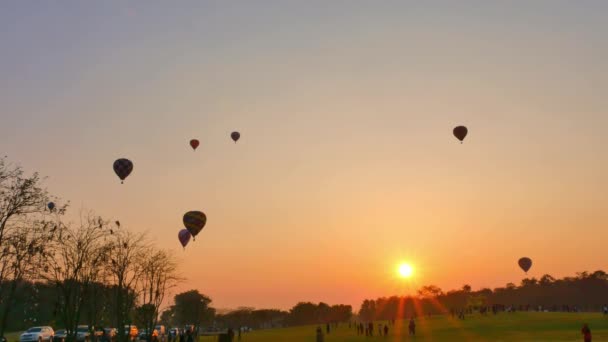 泰国清莱 2018年2月18日 清莱信和公园的一个五彩缤纷的热气球节 风景日出飘扬五彩缤纷的气球背景 — 图库视频影像