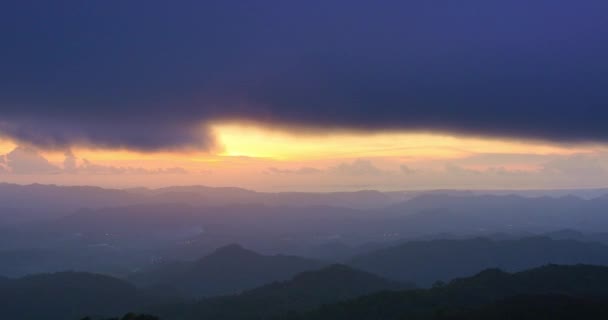 空中からの眺め夕日の黄金の光が地平線に輝いています雄大な夕日の風景自然の雲の驚くべき光空と雲が転がり去る — ストック動画