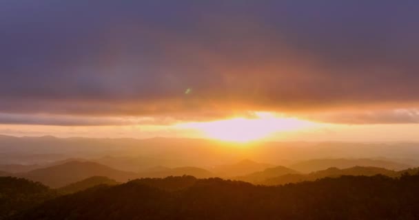 Gökyüzü Manzarası Altın Işık Dağın Zirvesindeki Bulutlara Gökyüzünün Altın Rengi — Stok video