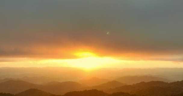 Вид Воздуха Золотой Свет Проникает Облака Вершине Горы Сцена Красочный — стоковое видео