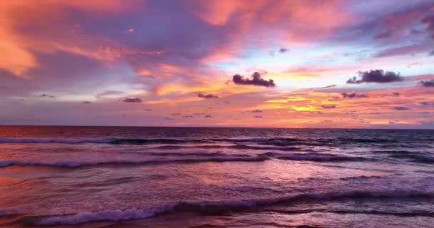 在暮色中的海面上 鸟瞰着迷人的粉色天空 在深蓝色的天空中 五彩缤纷的红光槽的场景 明亮的色彩 天空纹理 抽象的自然背景 — 图库视频影像