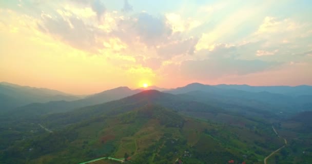 チェンライの夕日と山の範囲内の丘の上に美しい夕日 サンバーストは美しい夕日の山の範囲で点滅 — ストック動画