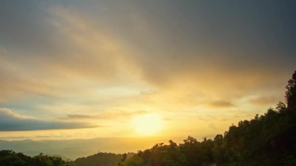 Časová Prodleva Krásný Západ Slunce Kopci Uprostřed Pohoří Zapadajícím Sluncem — Stock video