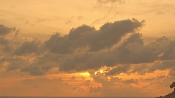 壮观的落日景观令人惊奇的黄色的自然光朦胧的天空和云彩滚滚而去 4K色彩斑斓的日落云 鸟瞰自然云中的黄光 — 图库视频影像
