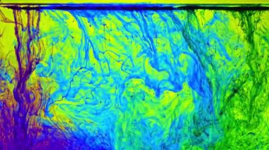 Suyun içinde parlak yeşil ve mavi harmanlanmanın güzel bir görüntüsü. Suluboya, çarpıcı, eşsiz sanat eserlerinin yaratılmasına olanak veren soyut ve gerçeküstü şeyleri keşfetmek için kullanılabilir. Gradyan arkaplan.