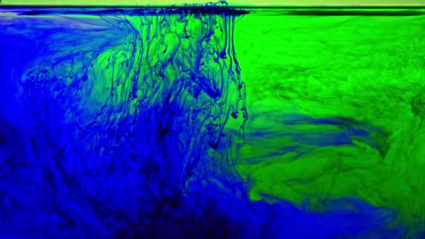 Όμορφη Λήψη Έντονου Πράσινου Και Μπλε Ανάμειξης Στο Νερό Ακουαρέλες — Αρχείο Βίντεο