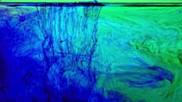 Schöne Aufnahme Von Leuchtend Grünen Und Blauen Vermischung Aquarell Aquarelle — Stockvideo