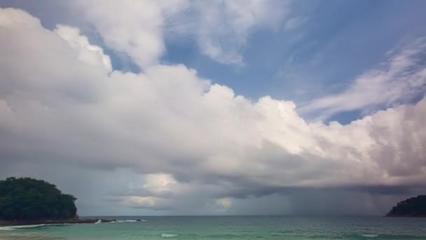 時間の経過雨雲が青い空に雲を嵐 パトンプーケットのホテル Thaidb Info 驚くべきことに青い空の白い雲が風に形を変えました 青い空の背景の白い雲 — ストック動画