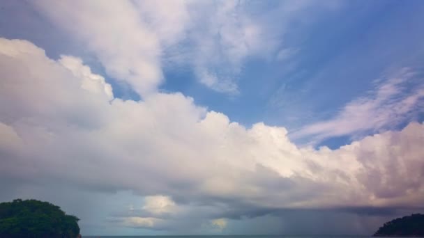時間の経過雨雲が青い空に雲を嵐 パトンプーケットのホテル Thaidb Info 驚くべきことに青い空の白い雲が風に形を変えました 青い空の背景の白い雲 — ストック動画
