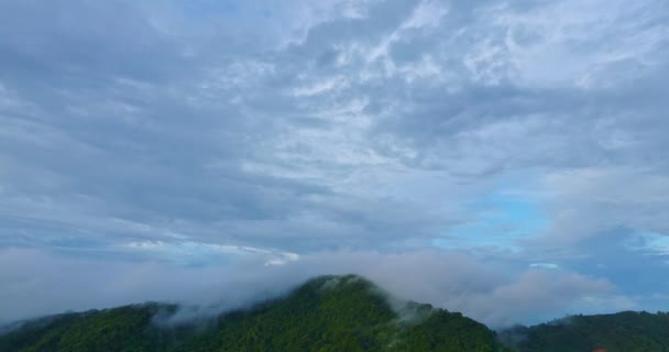 Vista Aérea Nube Blanca Cielo Azul Por Encima Montaña Verde — Vídeos de Stock