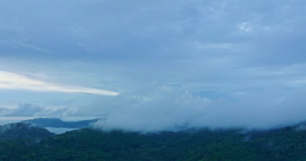 Nuvem Branca Vista Aérea Céu Azul Acima Montanha Verde Nuvens — Vídeo de Stock