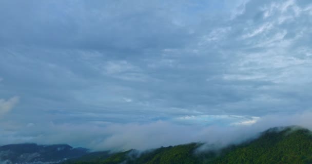 Vista Aerea Nuvola Bianca Nel Cielo Blu Sopra Montagna Verde — Video Stock