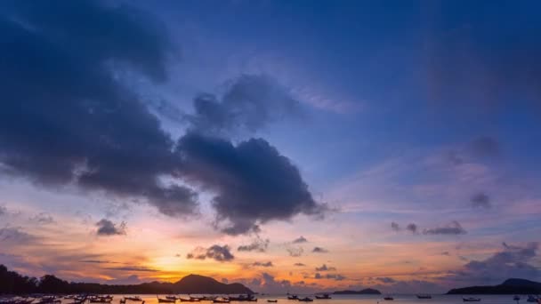 水平線の雲を通して輝く太陽の光をタイムラプス 漁船の上の雲を通してカラフルな黄色の光のシーン 空のテクスチャ 抽象的な自然背景 — ストック動画