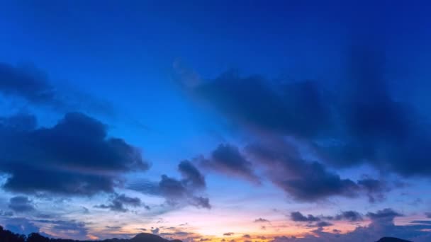 随着时间的流逝 在地平线上的云彩中闪烁着耀眼的阳光 渔船上方的云彩中闪烁着五彩缤纷的黄光 天空纹理 抽象的自然背景 — 图库视频影像