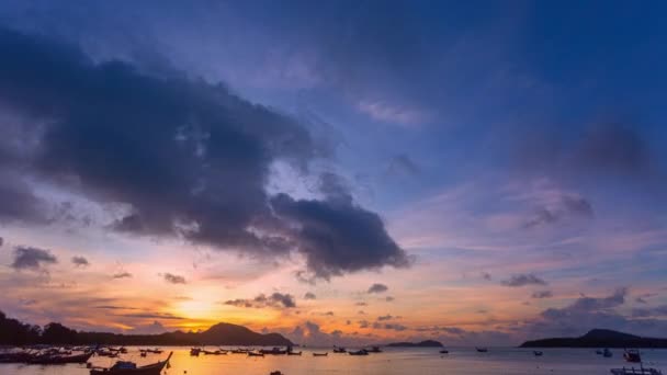 Ufuktaki Bulutların Arasından Parlayan Güneşi Sersemleten Zaman Çizelgesi Balıkçı Teknesinin — Stok video