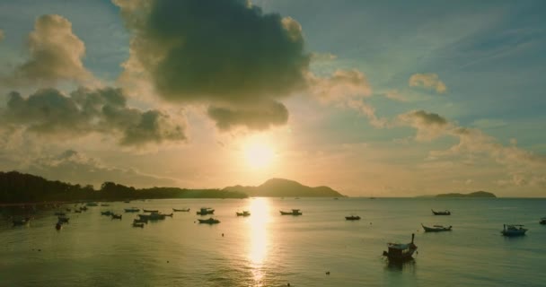 空中俯瞰的阳光穿过地平线上的云彩 彩黄的光线穿过云彩 明亮的色彩 天空纹理 抽象的自然背景 渔船背景 — 图库视频影像
