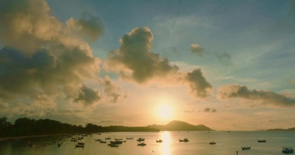 水平線に雲を通して輝く太陽の空中ビュー雲を通してカラフルな黄色の光のシーン グラデーションの色 空のテクスチャ 抽象的な自然背景 漁船の背景 — ストック動画