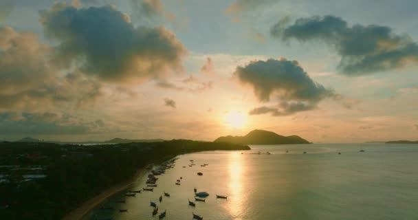 空中俯瞰的阳光穿过地平线上的云彩 彩黄的光线穿过云彩 明亮的色彩 天空纹理 抽象的自然背景 渔船背景 — 图库视频影像