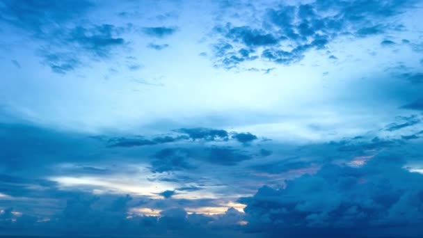 Mavi Günbatımında Renkli Pembe Bulutların Havada Hızlandırılmış Videosu Alışılmadık Güzel — Stok video