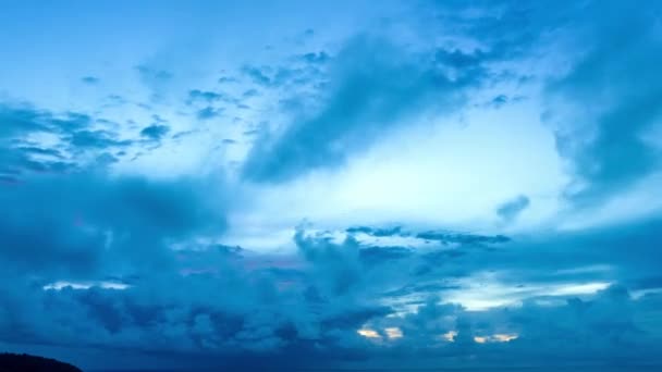 Аэросъемка Цветных Розовых Облаков Синем Закате Необычные Красивые Природные Виды — стоковое видео