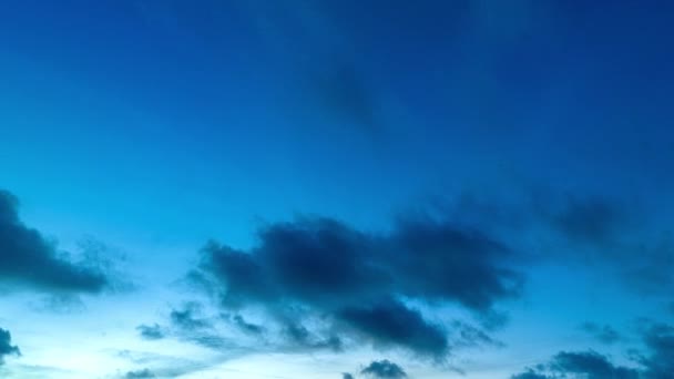 Аэросъемка Цветных Розовых Облаков Синем Закате Необычные Красивые Природные Виды — стоковое видео