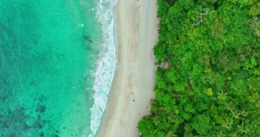 Özgürlük plajı Patong Phuket 'te yeşil orman ve yeşil deniz manzarası. Phuket Adası 'nda çok güzel kumsallar var. Beyaz dalgalar yavaşça kıyıya doğru süzüldü..