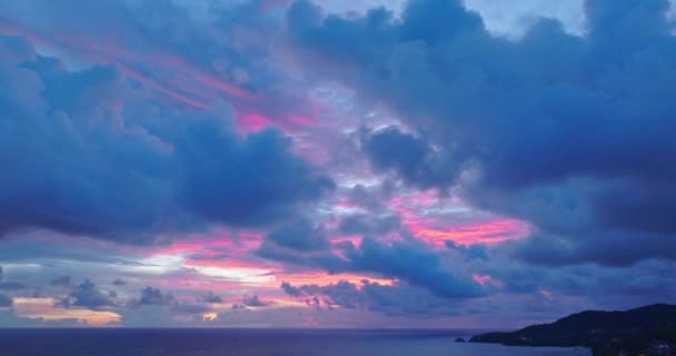 空の背景の色を変更したカラフルなロマンチックな空の日没の空の風景 自然と旅行のコンセプトでカタビーチプーケットのプー島の日没で美しい黄金の空 — ストック動画