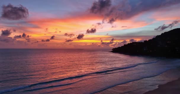 空の背景の色を変更したカラフルなロマンチックな空の日没の空の風景 自然と旅行のコンセプトでカタビーチプーケットのプー島の日没で美しい黄金の空 — ストック動画