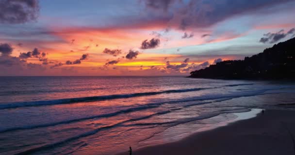 多彩的浪漫天空日落与改变天空背景的色彩的空中景观 Kata海滩Phuket的Pu岛上 夕阳西下美丽的金色天空 自然与旅游理念 — 图库视频影像