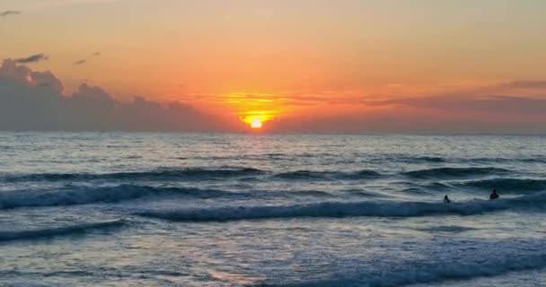 Hermoso Cielo Dorado Puesta Sol Sobre Océano Escena Romántico Hermoso — Vídeo de stock