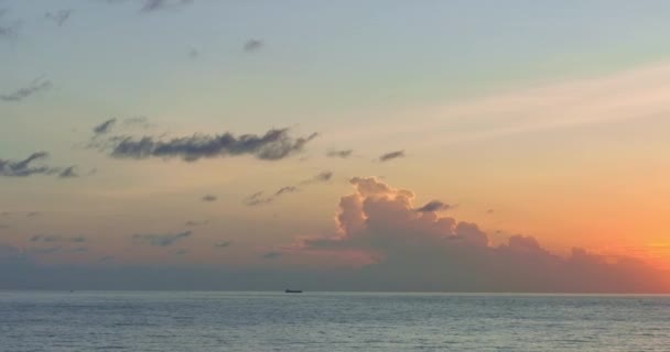 美丽的金色天空 落日在大海之上 浪漫美丽的黄色天空 落日波涛在金色的海滩上拍岸 明亮的色彩 反射天空纹理背景 — 图库视频影像