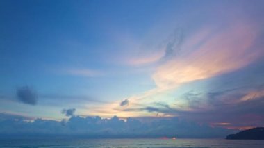 Mavi günbatımında renkli pembe bulutların havada hızlandırılmış videosu. Alışılmadık ve güzel gökyüzü manzarası.
