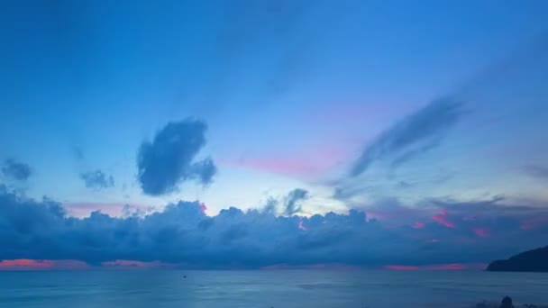 Luchtfoto Hyperlapse Kleurrijke Roze Wolk Blauwe Zonsondergang Onconventionele Prachtige Natuurlijke — Stockvideo