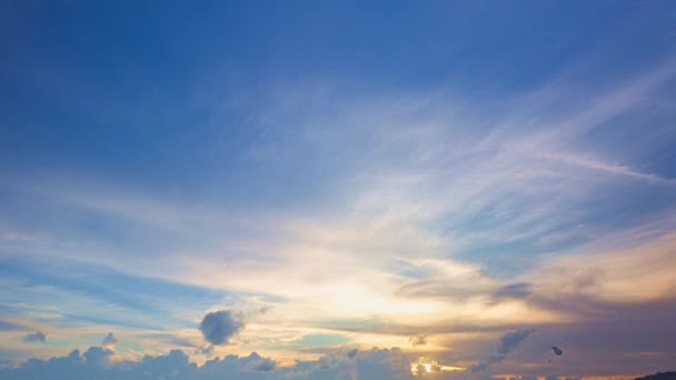 Aerial Hyperlapse Πολύχρωμο Ροζ Σύννεφο Στο Μπλε Ηλιοβασιλέμα Αντισυμβατικό Και — Αρχείο Βίντεο