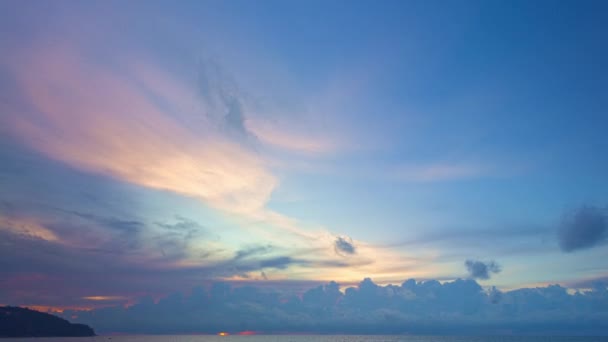 Hiperlapso Aéreo Nuvem Rosa Colorida Pôr Sol Azul Vistas Naturais — Vídeo de Stock