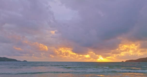 Flygfoto Gyllene Ljus Reflekterar Havet Det Kastade Fascinerande Glöd Horisonten — Stockvideo
