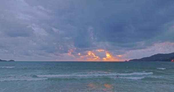Luftaufnahme Goldenes Licht Das Auf Dem Meer Reflektiert Warf Einen — Stockvideo