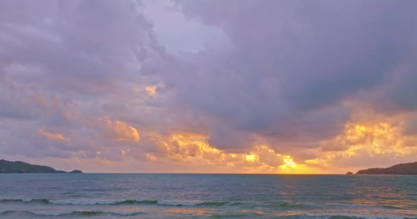 Flygfoto Gyllene Ljus Reflekterar Havet Det Kastade Fascinerande Glöd Horisonten — Stockvideo