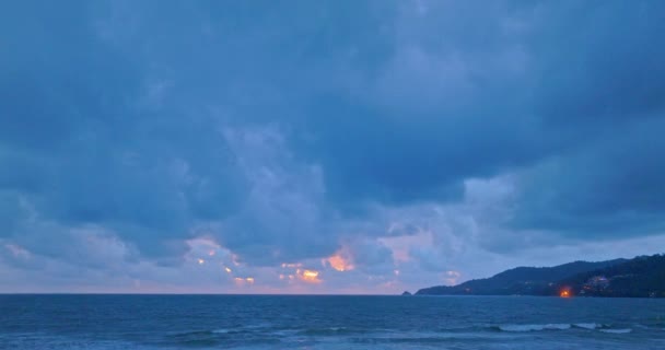 공중에서 아초의 비구름 보입니다 해변의 해바라기 — 비디오