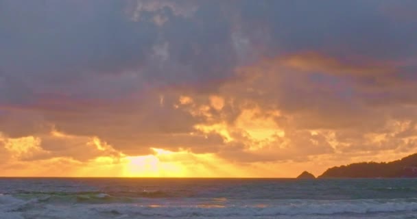 Vista Aérea Luz Dourada Refletindo Sobre Mar Lançou Brilho Hipnotizante — Vídeo de Stock