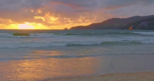 Pemandangan Udara Cahaya Emas Memantul Laut Ini Melemparkan Cahaya Memesona — Stok Video