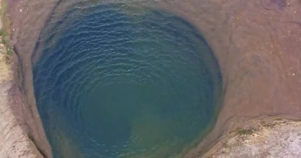 Αεροφωτογραφία Πάνω Από 3000 Bok Αόρατο Όμορφο Βράχο Του Ποταμού — Αρχείο Βίντεο