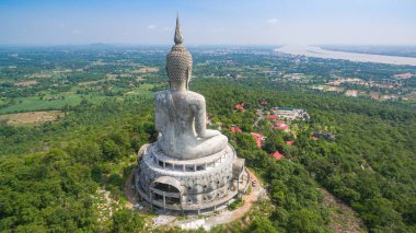 .Tayland 'ın Mukdahan kentinde 15 Mayıs 2017 tarihinde Wat Roi Phra Phutthabat Phu Manorom' u ziyaret edip namaz kılan insanlar için dağdaki büyük beyaz Buda heykeli. Kong Nehri arkaplanı..