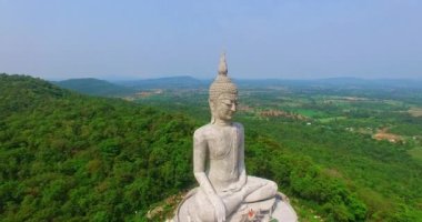 Tayland 'ın Mukdahan şehrinde 15 Mayıs 2017' de Wat Roi Phra Phutthabat Phu Manorom 'u ziyaret edip namaz kılan insanlar için dağdaki büyük beyaz Buda heykeli.