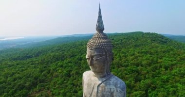 Tayland 'ın Mukdahan şehrinde 15 Mayıs 2017' de Wat Roi Phra Phutthabat Phu Manorom 'u ziyaret edip namaz kılan insanlar için dağdaki büyük beyaz Buda heykeli.