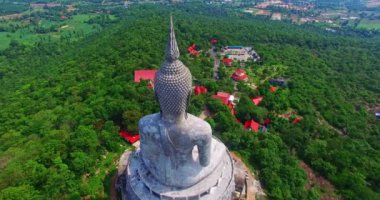 Tayland 'ın Mukdahan şehrinde 15 Mayıs 2017' de Wat Roi Phra Phutthabat Phu Manorom 'u ziyaret edip namaz kılan insanlar için dağdaki büyük beyaz Buda heykeli.