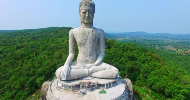 空中ビュータイ人のための山の上の大きな白い仏像は タイのムクダハンで2017年5月15日にワット プータバト マノロムでの訪問と尊敬の祈りを旅行します 香港川の背景 — ストック動画