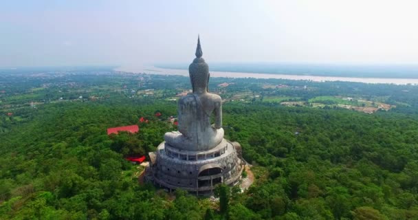 Luchtfoto Grote Witte Boeddha Standbeeld Berg Voor Thai Mensen Reizen — Stockvideo