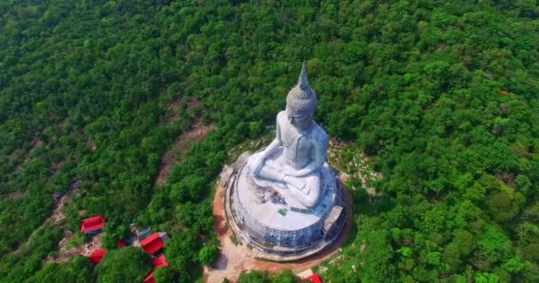 Luchtfoto Grote Witte Boeddha Standbeeld Berg Voor Thai Mensen Reizen — Stockvideo
